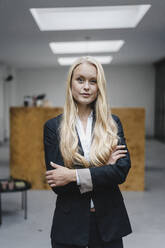 Porträt einer selbstbewussten jungen Geschäftsfrau in einem Loftbüro - GUSF03400