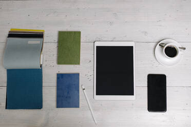 Tablet, Kaffeetasse, Smartphone und Proben auf Holzoberfläche - GUSF03426