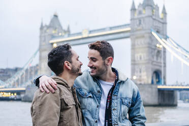 London, Vereinigtes Königreich, Ein paar Jungs umarmen sich vor der Tower Bridge - DGOF00514