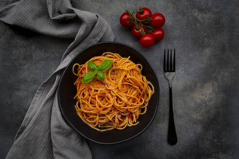 Schüssel mit Spaghetti mit Basilikum und Parmesan - LVF08627