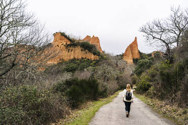 Wanderer auf dem Wanderweg bei Mina de Oro Romana, ehemalige Goldmine, Las Medulas, Kastilien und Leon, Spanien - DGOF00519