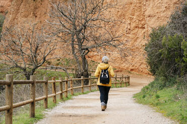 Wanderer auf dem Wanderweg bei Mina de Oro Romana, ehemalige Goldmine, Las Medulas, Kastilien und Leon, Spanien - DGOF00522