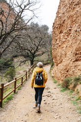 Wanderer auf dem Wanderweg bei Mina de Oro Romana, ehemalige Goldmine, Las Medulas, Kastilien und Leon, Spanien - DGOF00523