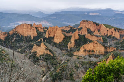 Blick auf die Mina de Oro Romana, ehemalige Goldmine, Las Medulas, Kastilien und Leon, Spanien - DGOF00527