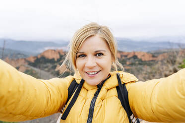 Wanderin macht ein Selfie in der Mina de Oro Romana, Las Medulas, Kastilien und Leon, Spanien - DGOF00529