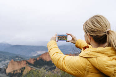 Wanderin beim Fotografieren der Mina de Oro Romana, Las Medulas, Kastilien und Leon, Spanien - DGOF00530