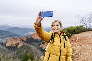 Wanderin macht ein Selfie in der Mina de Oro Romana, Las Medulas, Kastilien und Leon, Spanien - DGOF00532