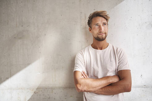 Portrait of young man wearing t-shirt looking up - PNEF02380