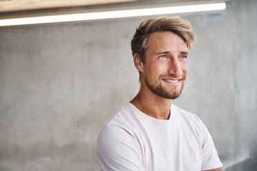 Porträt eines lächelnden jungen Mannes mit weißem T-Shirt - PNEF02412