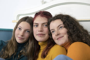 Portrait of three happy sisters - PSTF00650