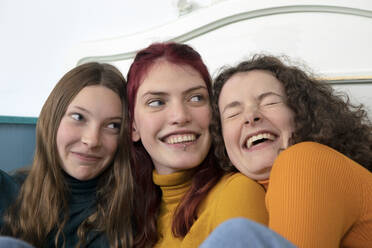 Portrait of three happy sisters - PSTF00651