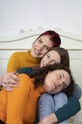 Portrait of three happy sisters - PSTF00657