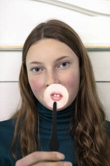 Porträt eines Teenagers mit Papiermaske - PSTF00673