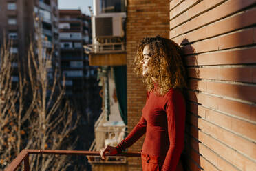 Porträt einer jungen Frau mit rotem Rollkragenpullover - TCEF00217