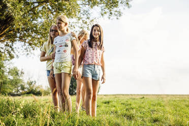 Mädchen stehen auf einem Feld auf dem Lande - SODF00640