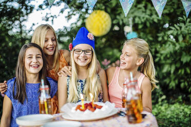 Porträt von glücklichen Mädchen auf einer Geburtstagsfeier im Freien - SODF00661