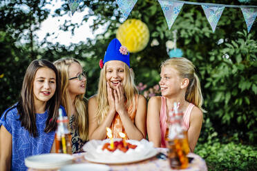 Glückliche Mädchen feiern eine Geburtstagsparty im Freien - SODF00662