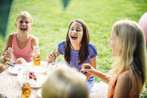 Glückliche Mädchen feiern eine Geburtstagsparty im Freien - SODF00675