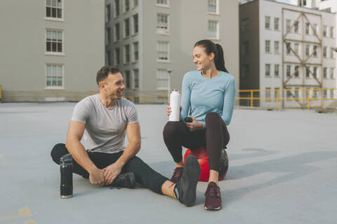 Mann und Frau machen eine Pause vom Sport in der Stadt, Vancouver, Kanada, lizenzfreies Stockfoto