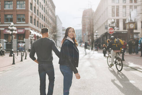Glückliches Paar beim Spaziergang auf einer Straße, Vancouver, Kanada - CMSF00095