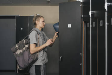 Junge Frau im Umkleideraum eines Boxclubs - VPIF02057