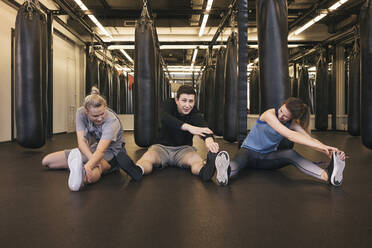 Zwei junge Frauen und ein Mann, die sich im Boxclub streiten - VPIF02061