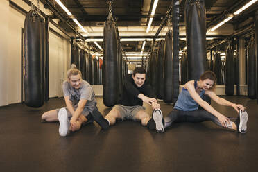 Zwei junge Frauen und ein Mann, die sich im Boxclub streiten - VPIF02062