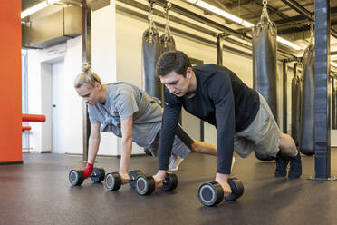 Young man and woman exercising in a gym - VPIF02066