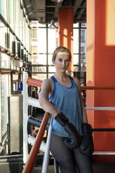 Porträt eines weiblichen Boxers im Fitnessstudio - VPIF02080