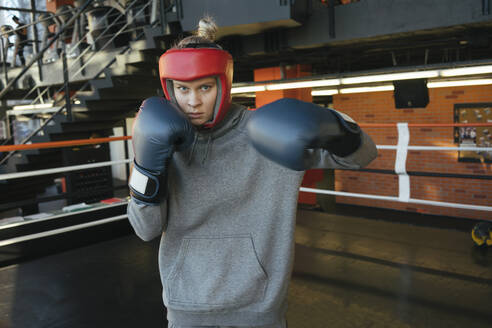 Porträt eines weiblichen Boxers im Ring - VPIF02096