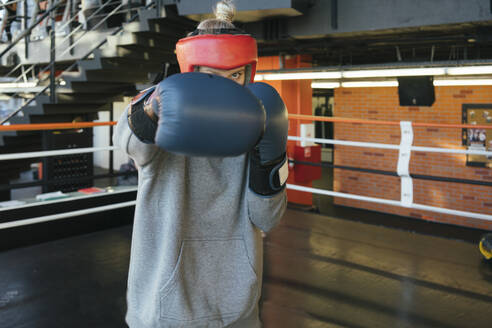 Weiblicher Boxer beim Boxen im Ring - VPIF02097