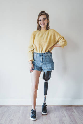 Porträt einer lächelnden jungen Frau mit Beinprothese, lizenzfreies Stockfoto