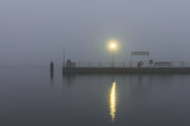 Deutschland, Hamburg, Außenalstersteg in dichtem Nebel gehüllt - KEBF01480