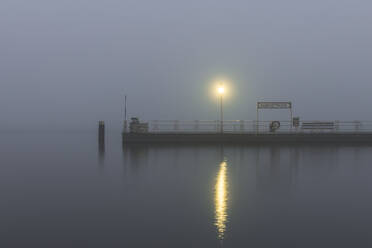 Germany, Hamburg, Outer Alster Lake jetty shrouded in thick fog - KEBF01480