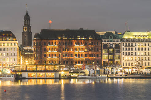 Deutschland, Hamburg, Jungfernstieg-Promenade an umliegenden Gebäuden in der Abenddämmerung - KEBF01485
