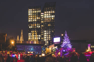 Deutschland, Hamburg, Weihnachtsmarkt bei Nacht - KEBF01491