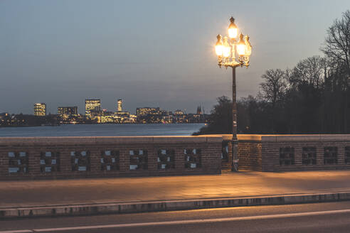 Deutschland, Hamburg, Außenalster von der beleuchteten Krugkoppelbrücke aus gesehen in der Abenddämmerung - KEBF01496