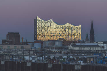 Germany, Hamburg, Kleiner Grasbrook harbor at dusk with Elbphilharmonie hall in background - KEBF01502