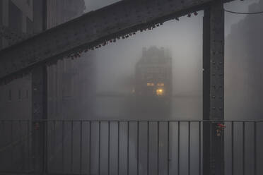 Deutschland, Hamburg, Wasserschloss in dichten Nebel gehüllt - KEBF01506