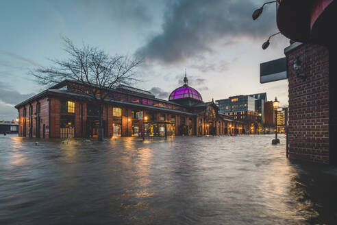 Deutschland, Hamburg, Überfluteter Fischmarkt in Altona in der Abenddämmerung - KEBF01524