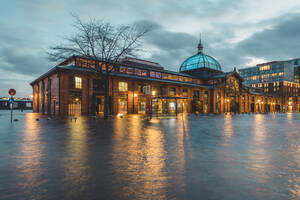 Deutschland, Hamburg, Altonaer Fischmarkt bei Hochwasser - KEBF01525