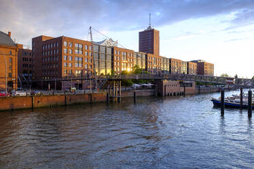 Deutschland, Hamburg, Brücke über den Kanal in der Speicherstadt in der Abenddämmerung - LBF02910