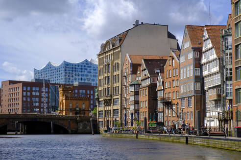 Germany, Hamburg, Nikolaifleet canal and historical townhouses - LBF02917