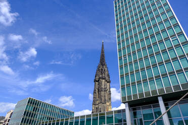 Deutschland, Hamburg, Tiefblick auf Bürohochhaus mit Turm der St.-Nikolaus-Kirche im Hintergrund - LBF02918