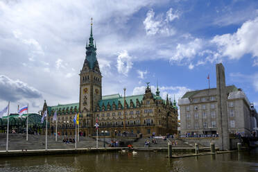 Deutschland, Hamburg, Ufer der Kleinen Alster mit Hamburger Rathaus im Hintergrund - LBF02920