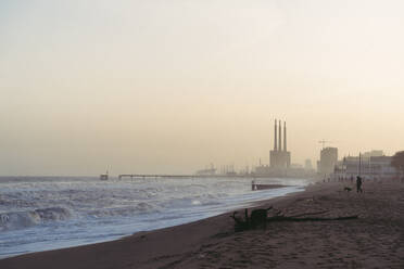 Spanien, Barcelona, Badalona, Klarer Himmel über sandigem Küstenstrand in der Abenddämmerung - AFVF05459