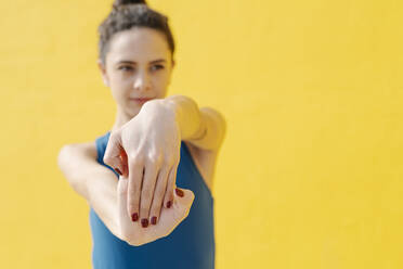 Young woman stretching her hands - JCZF00018