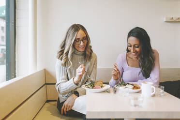 Freunde essen in einem Cafe - CMSF00114