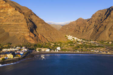 Spanien, Santa Cruz de Tenerife, Valle Gran Rey, Luftaufnahme der Küstenstadt auf der Insel La Gomera - SIEF09590