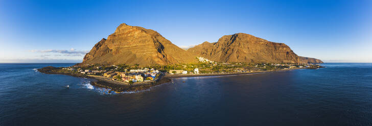 Spanien, Santa Cruz de Tenerife, Valle Gran Rey, Luftaufnahme der Küstenstadt auf der Insel La Gomera - SIEF09591